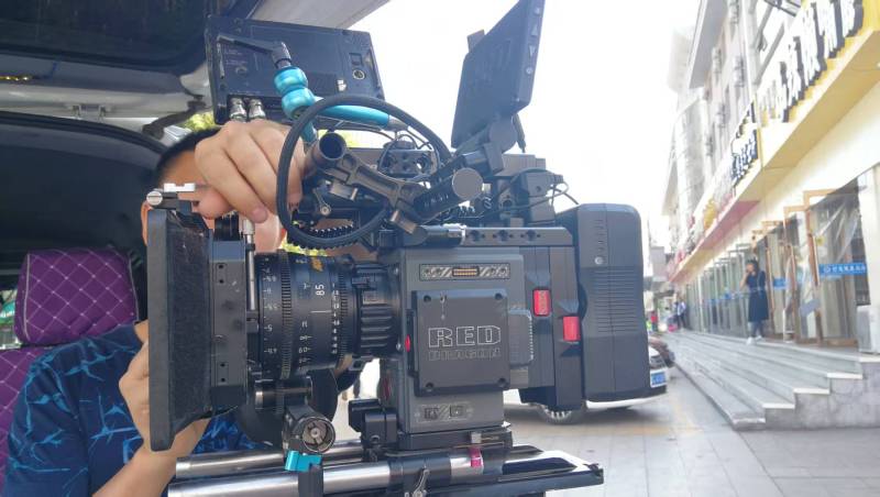 安丘市TVC拍摄公司：汽车广告领航员，驾驭速度与激情的镜头语言